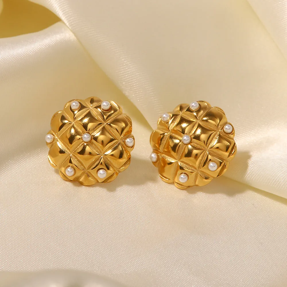 18K Gold Fashion Retro Diamond Pattern Inlaid Pearl Versatile Earrings