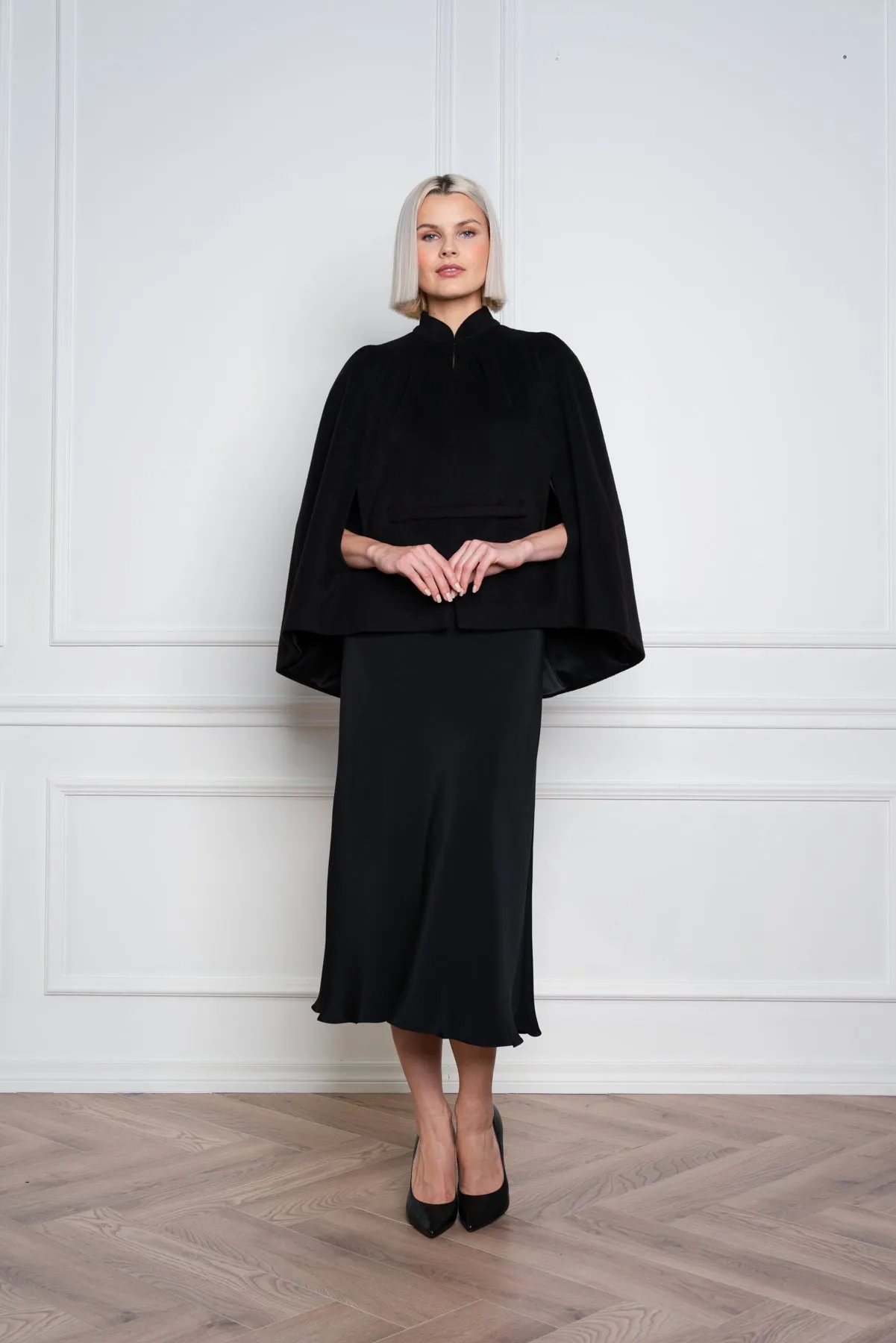 GALATELLA BLACK LIGHTWEIGHT CASHMERE CAPE